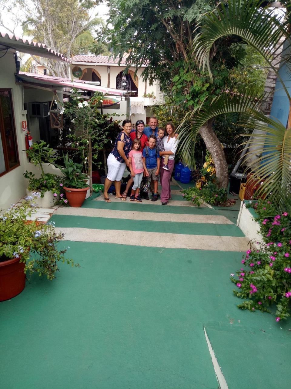 Nelyza'S Suites & Adventure Puerto Ayora  Dış mekan fotoğraf